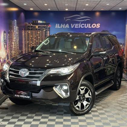 TOYOTA HILUX SW4 2.8 SRX DIAMOND 4X4 7 LUGARES 16V TURBO INTERCOOLER DIESEL 4P AUTOMÁTICO TOYOTA HILUX SW4 2.8 SRX DIAMOND 4X4 7 LUGARES 16V TURBO INTERCOOLER DIESEL 4P AUTOMÁTICO